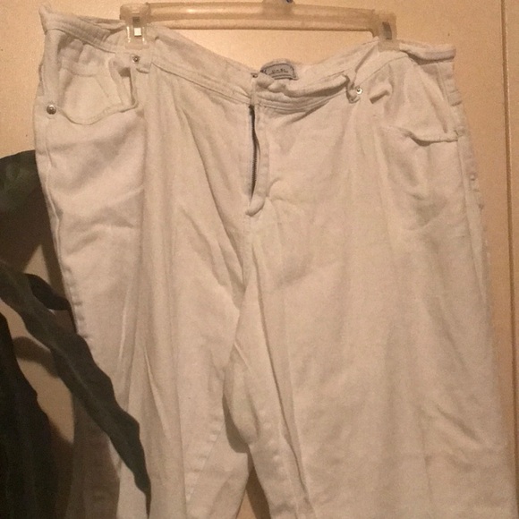 White jeans missing button..easy fix.. no rips or tears..GUC - Picture 1 of 3